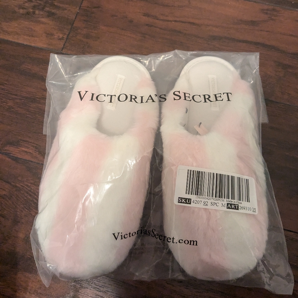 New Victoria secret Closed-Toe Faux Fur Slippers medium- shoe size 7/8